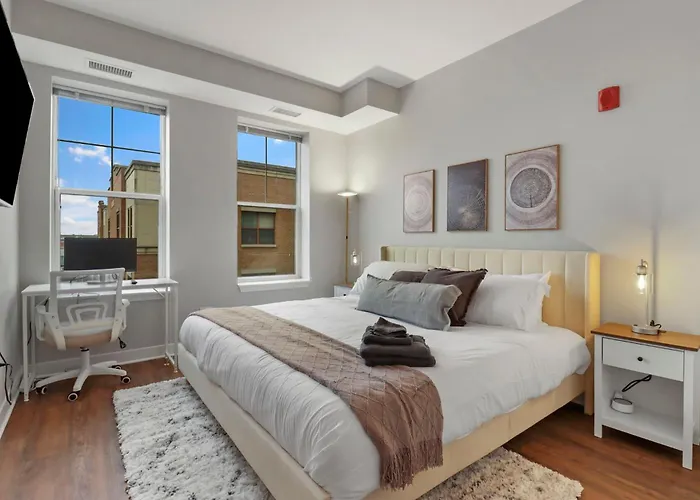 Downtown Luxury Near Metra & O'hare With Pool, Gym, Parking & Theater * Elmhurst