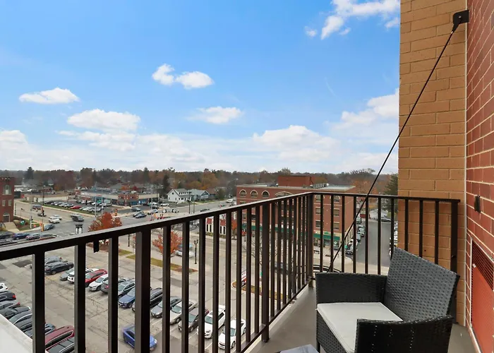 Downtown Luxury Near Metra & O'hare With Pool, Gym, Parking & Theater * Elmhurst