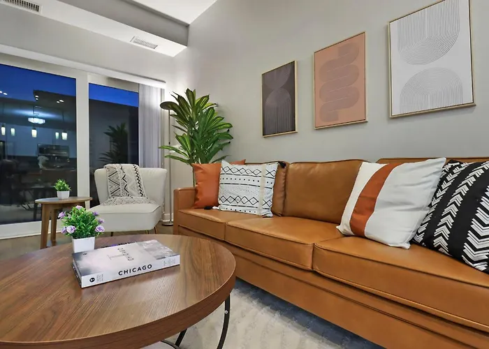 Downtown Luxury Near Metra & O'hare With Pool, Gym, Parking & Theater