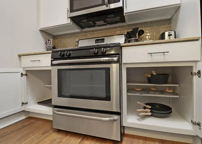 Downtown Luxury Near Metra & O'hare With Pool, Gym, Parking & Theater *