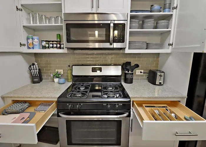 Downtown Luxury Near Metra & O'hare With Pool, Gym, Parking & Theater