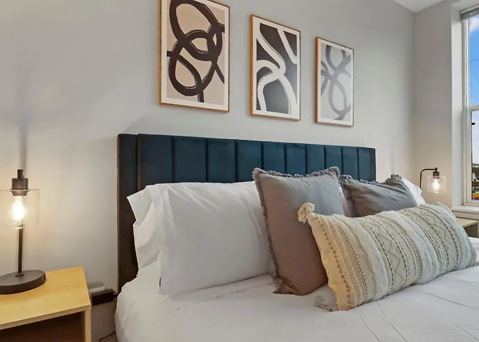 Downtown Luxury Near Metra & O'hare With Pool, Gym, Parking & Theater Apartment Elmhurst