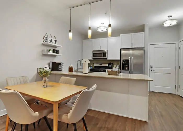 Downtown Luxury Near Metra & O'hare With Pool, Gym, Parking & Theater Apartamento