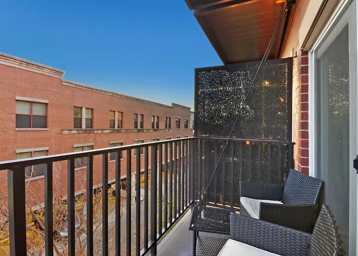 Downtown Luxury Near Metra & O'hare With Pool, Gym, Parking & Theater *