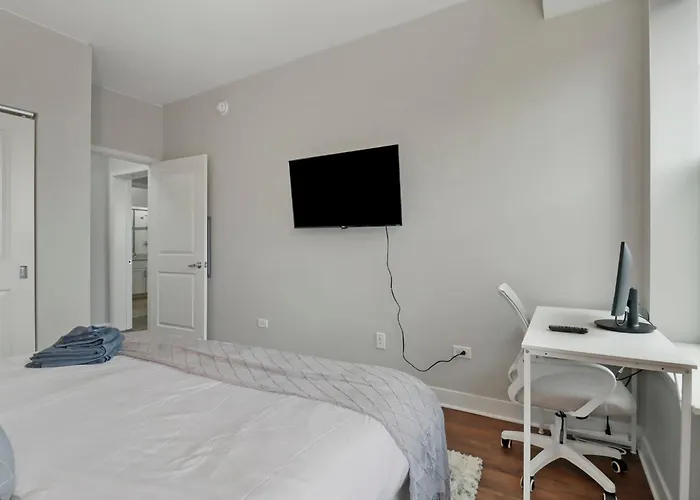 Downtown Luxury Near Metra & O'hare With Pool, Gym, Parking & Theater Elmhurst