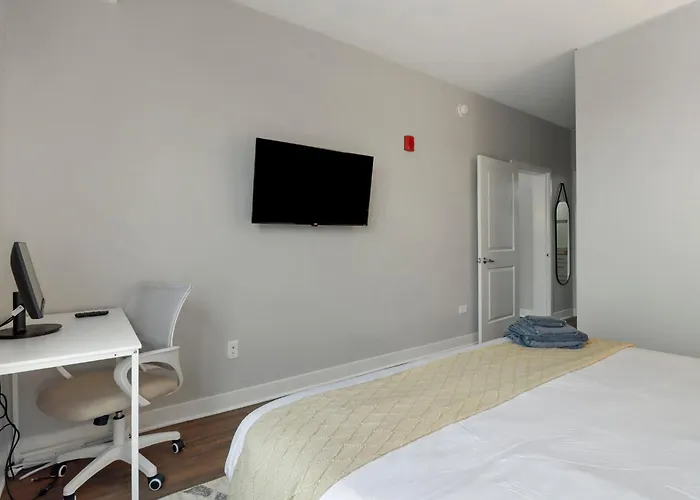 Downtown Luxury Near Metra & O'hare With Pool, Gym, Parking & Theater Apartamento