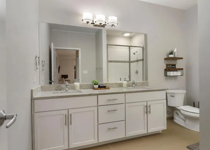 Downtown Luxury Near Metra & O'hare With Pool, Gym, Parking & Theater