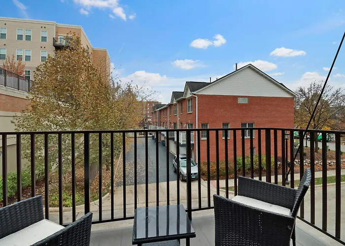 Downtown Luxury Near Metra & O'hare With Pool, Gym, Parking & Theater * Elmhurst