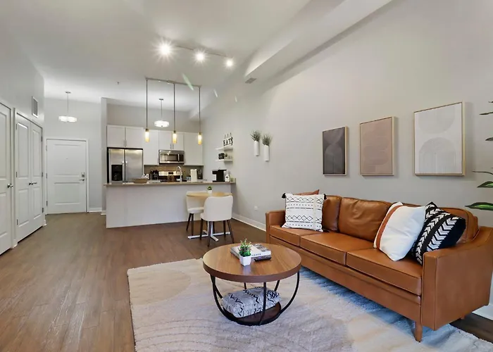 Downtown Luxury Near Metra & O'hare With Pool, Gym, Parking & Theater