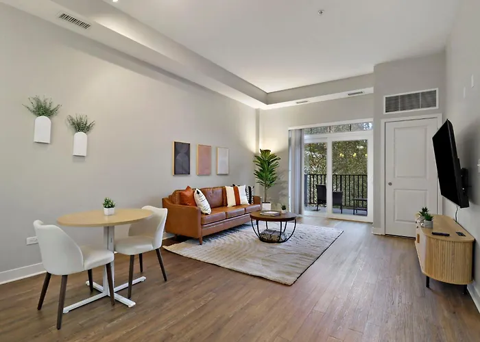Downtown Luxury Near Metra & O'hare With Pool, Gym, Parking & Theater Apartamento