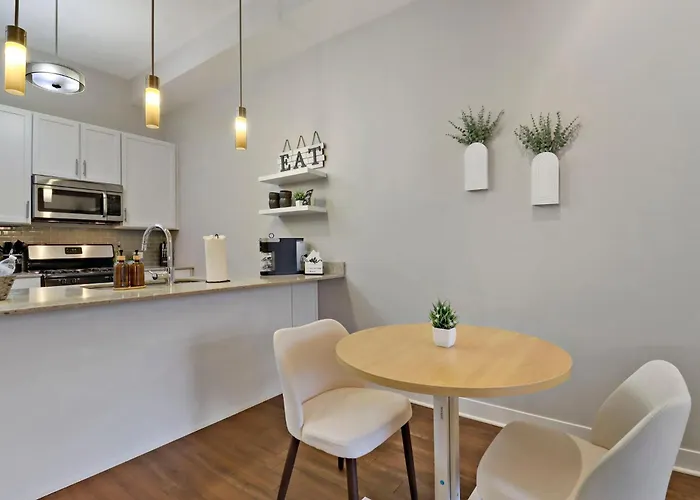 Downtown Luxury Near Metra & O'hare With Pool, Gym, Parking & Theater