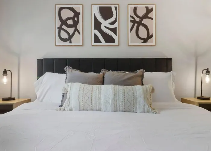 Downtown Luxury Near Metra & O'hare With Pool, Gym, Parking & Theater *