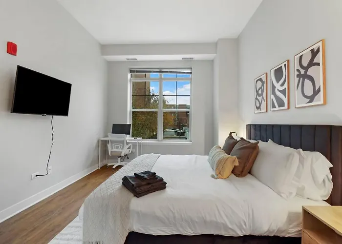 Downtown Luxury Near Metra & O'hare With Pool, Gym, Parking & Theater Apartment *