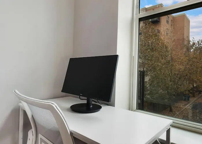 Downtown Luxury Near Metra & O'hare With Pool, Gym, Parking & Theater *