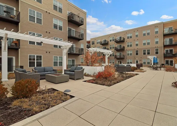 Downtown Luxury Near Metra & O'hare With Pool, Gym, Parking & Theater Elmhurst
