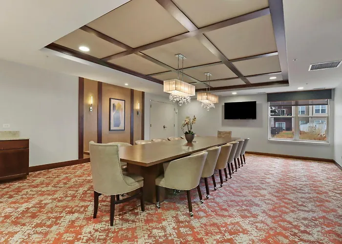 Downtown Luxury Near Metra & O'hare With Pool, Gym, Parking & Theater