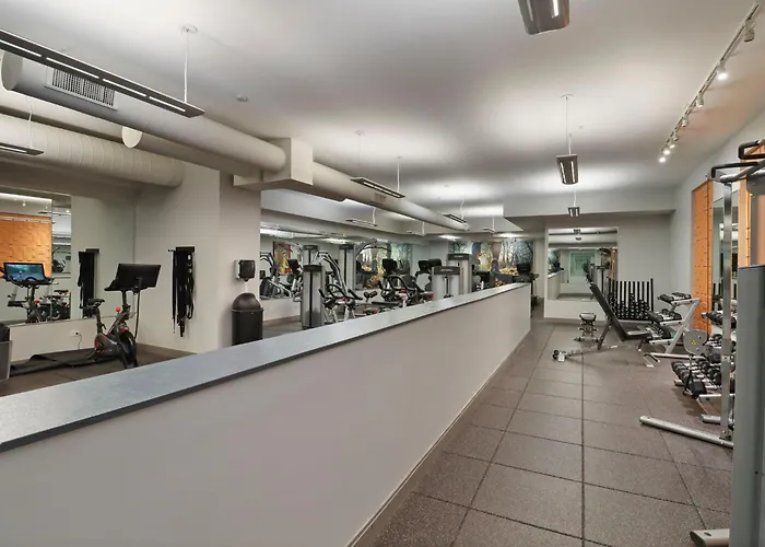 Downtown Luxury Near Metra & O'hare With Pool, Gym, Parking & Theater