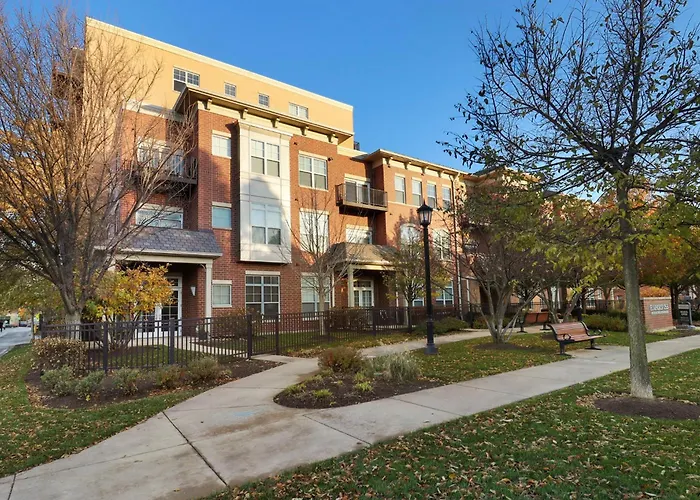 Downtown Luxury Near Metra & O'hare With Pool, Gym, Parking & Theater