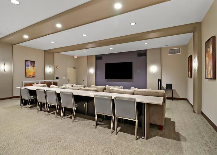 Downtown Luxury Near Metra & O'hare With Pool, Gym, Parking & Theater Elmhurst