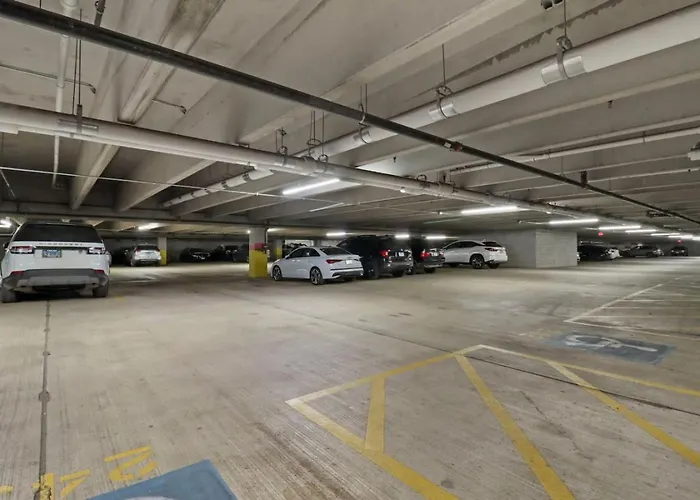 Apartment Downtown Luxury Near Metra & O'hare With Pool, Gym, Parking & Theater *