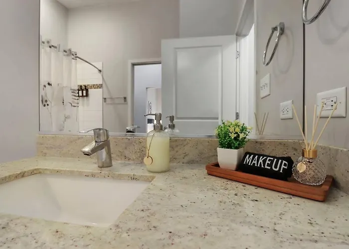 Downtown Luxury Near Metra & O'hare With Pool, Gym, Parking & Theater