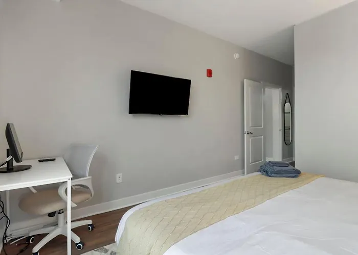Downtown Luxury Near Metra & O'hare With Pool, Gym, Parking & Theater * Elmhurst