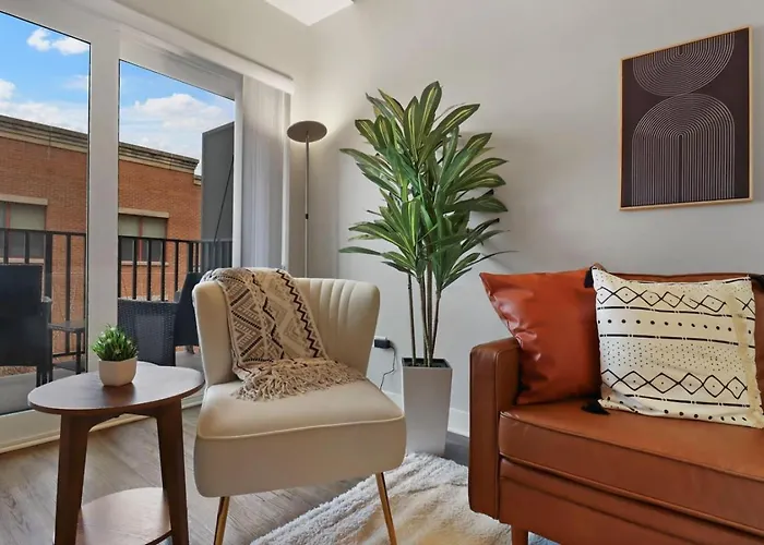 Downtown Luxury Near Metra & O'hare With Pool, Gym, Parking & Theater * Elmhurst