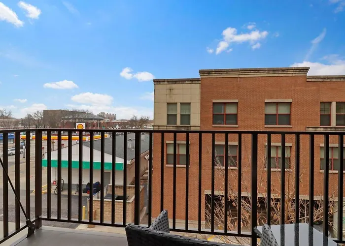 Downtown Luxury Near Metra & O'hare With Pool, Gym, Parking & Theater Elmhurst
